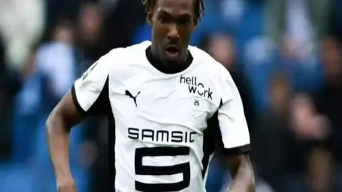 詹姆斯：核心支柱，高效贡献16分8篮板4助攻，全面防守，三分投射稳定，四中二率助力球队胜利